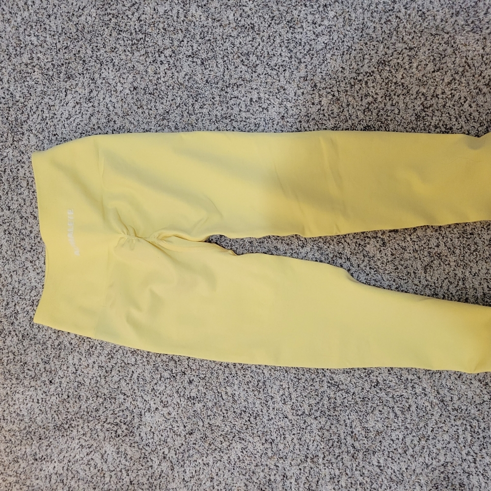 New without tags. Alphalete Amply leggings lemonade color size S